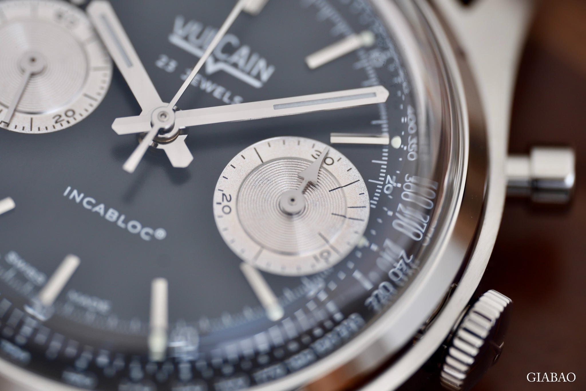 Đồng hồ đeo tay thương hiệu Vulcain, dòng sản phẩm Chronograph, Ref no: 640109A00.BAR200