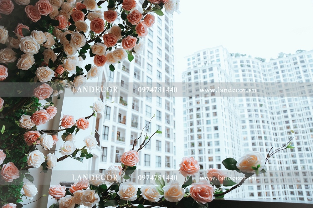 Giàn hoa hồng trắng: Giàn hoa hồng trắng vẫn là một trong những lựa chọn phổ biến cho người yêu thiên nhiên và làm đẹp sân vườn. Hiện nay, nhiều loại hồng trắng mới đã được giới thiệu vào thị trường, mang lại sự phong phú trong màu sắc cho không gian sống. Hãy cùng xem hình ảnh chi tiết về các loại hồng trắng đang được ưa chuộng nhất hiện nay.