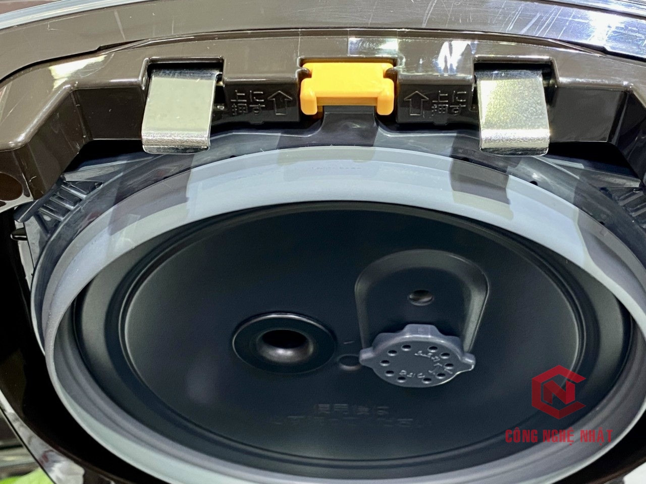 Nồi cơm điện cao tần áp suất Zojirushi NP- BI18KS