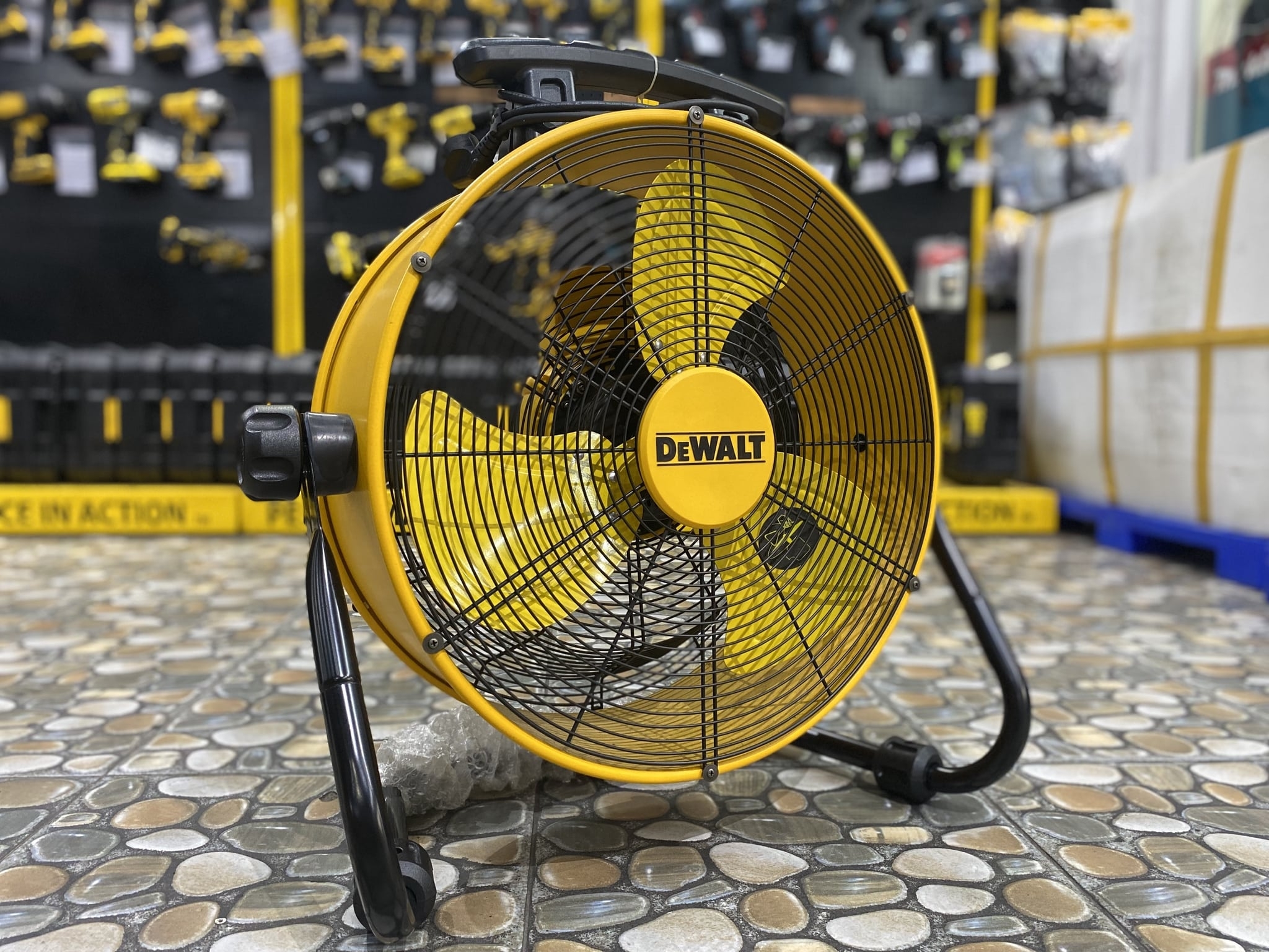 Quạt sàn công nghiệp 18 inch  Dewalt DXF1832