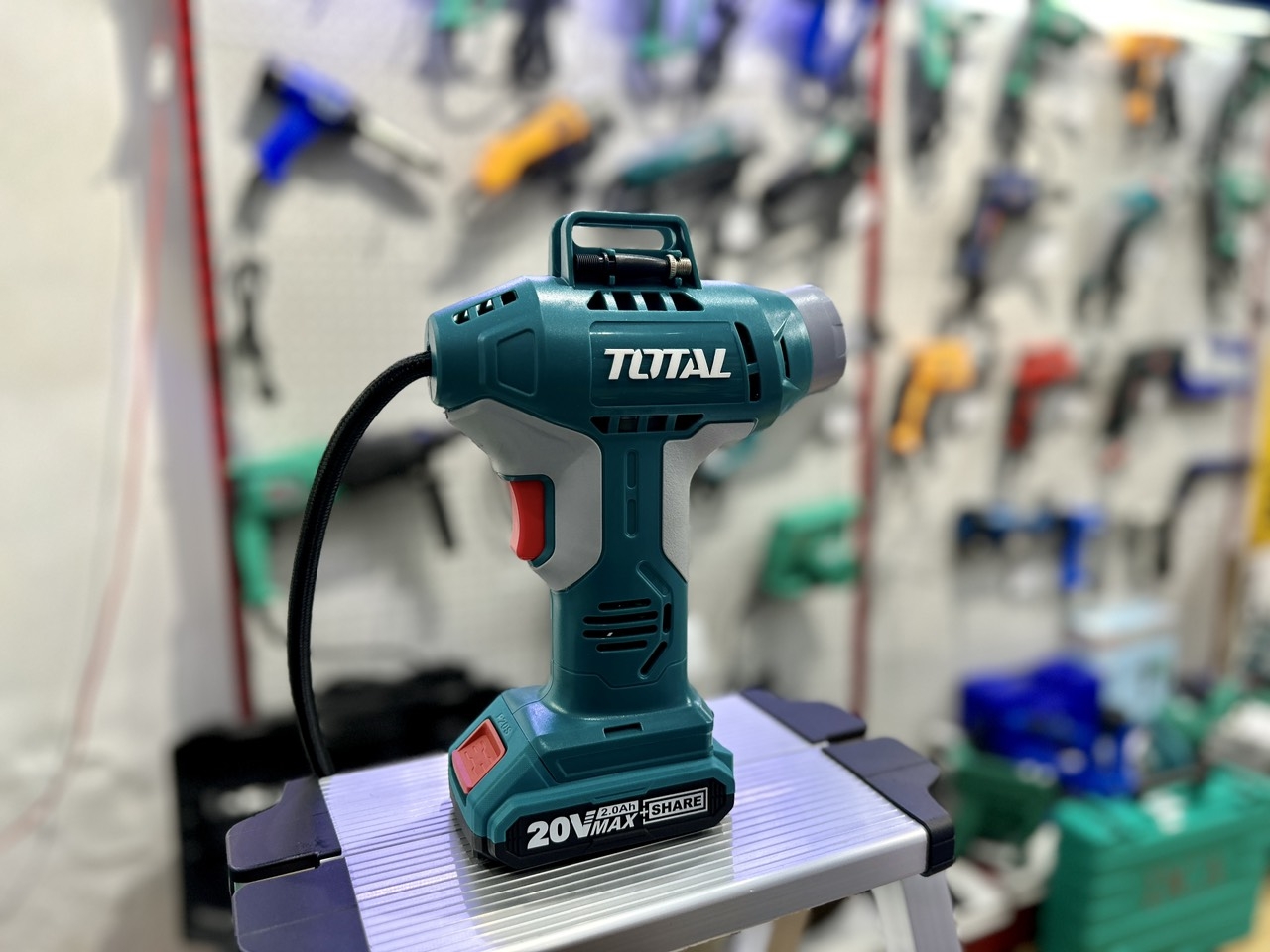 Máy bơm hơi cầm tay tự động pin Li-ion Total TACLI2001