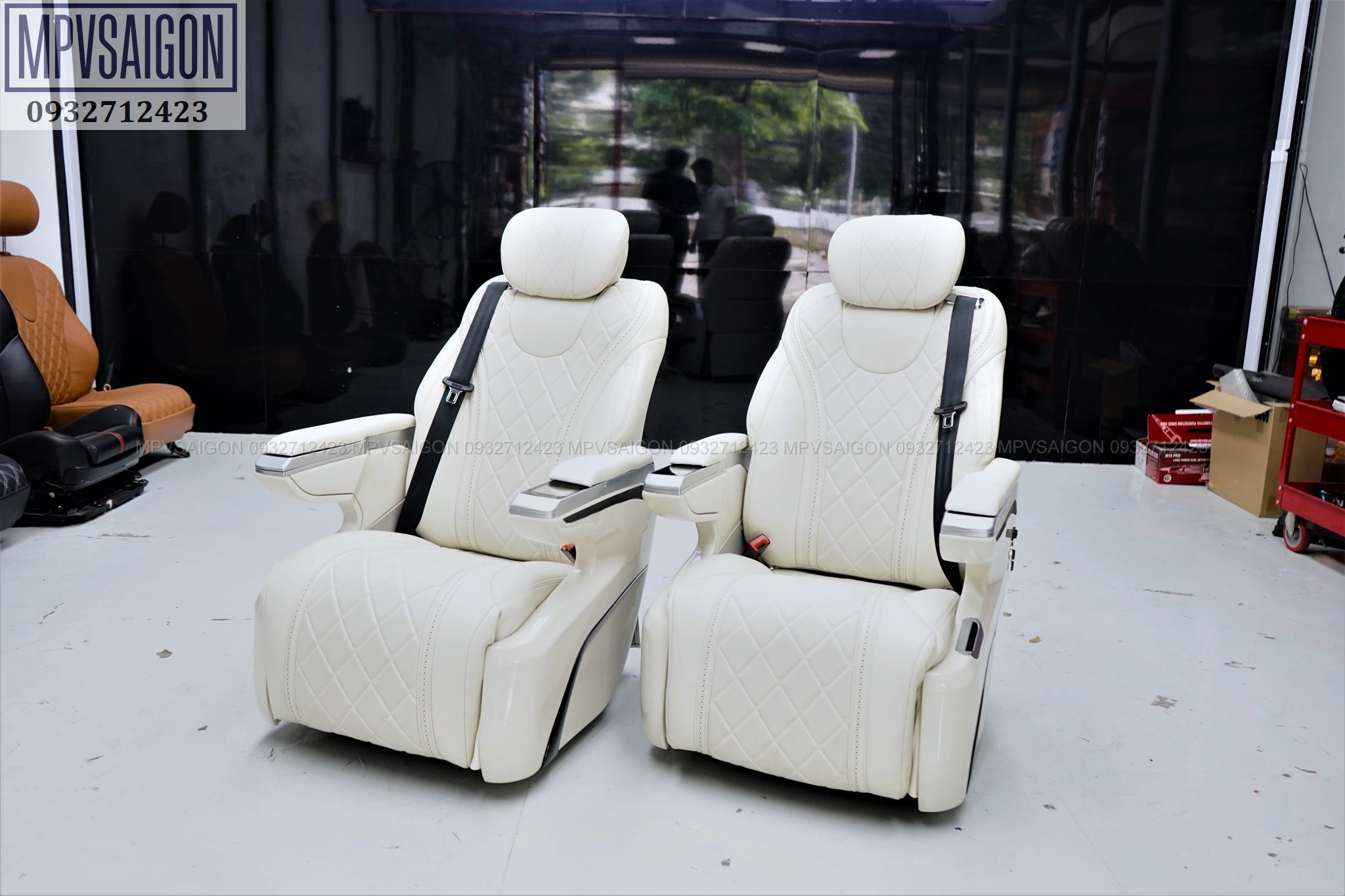 Ghế limousine trắng siêu sang cho các dòng MPV