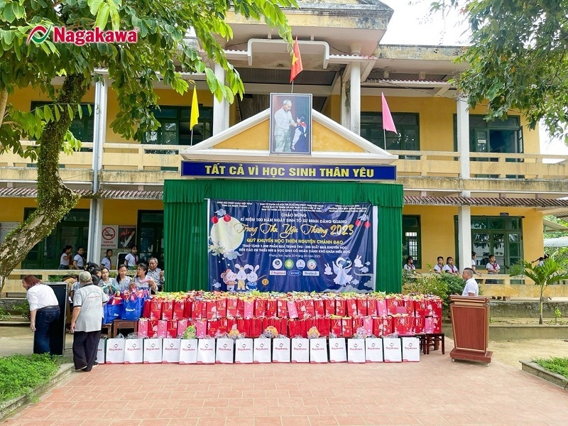HÀNG TRĂM PHẦN QUÀ YÊU THƯƠNG GỬI TẶNG ĐẾN CÁC EM NHỎ XÃ PHONG SƠN, THỪA THIÊN HUẾ 