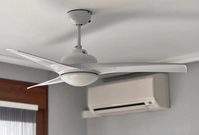 Máy lạnh và quạt cái nào tốn điện hơn? So sánh công suất tiêu thụ cụ thể