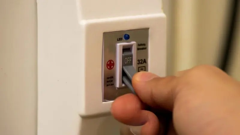 Tắt máy lạnh bằng cầu dao: giải pháp tối ưu hay sai lầm?