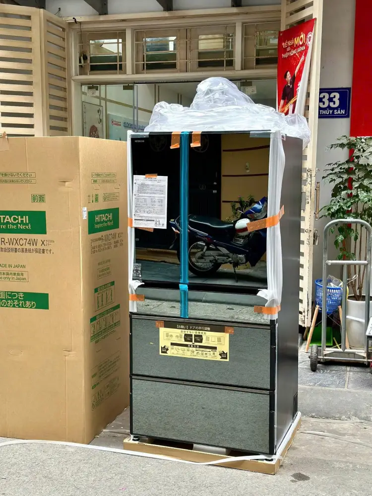 Hitachi R-WXC74X-X chụp tại cửa hàng Hiệp Hồng Japan