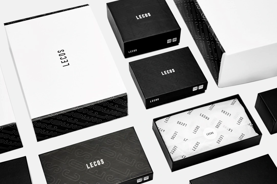 Bao bì sản phẩm được thiết kế sang trọng, chuyên nghiệp theo bộ nhận diện của thương hiệu với đầy đủ túi, hộp, phụ kiện đi kèm để bảo quản sản phẩm tốt nhất và tôn lên vẻ đẹp tinh tế, quyến rũ cho sản phẩm khi làm quà tặng cho người thân, bạn bè, đối tác.