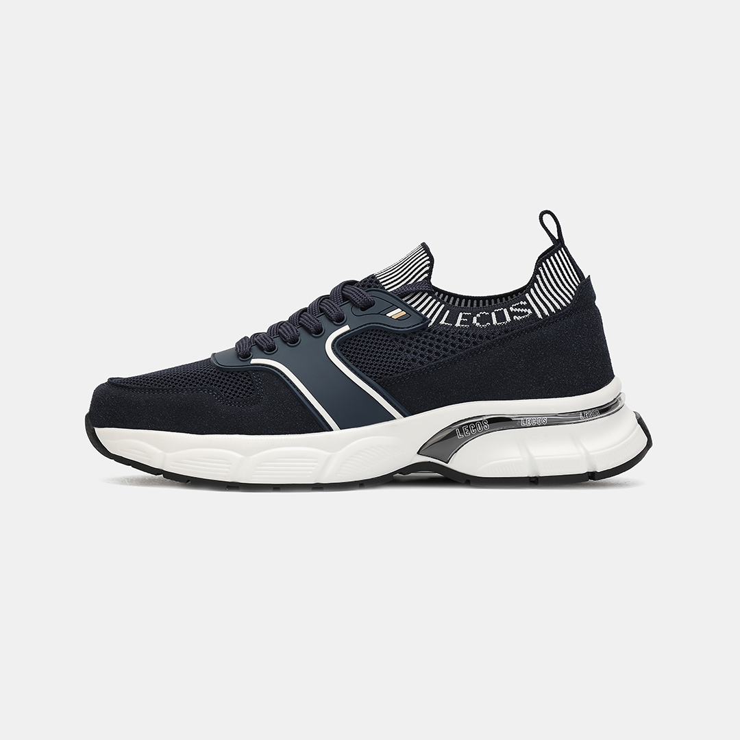 Phần gót in logo LECOS nổi bật, thiết kế chạy ngang phía sau tạo điểm nhấn nhận diện tinh tế.