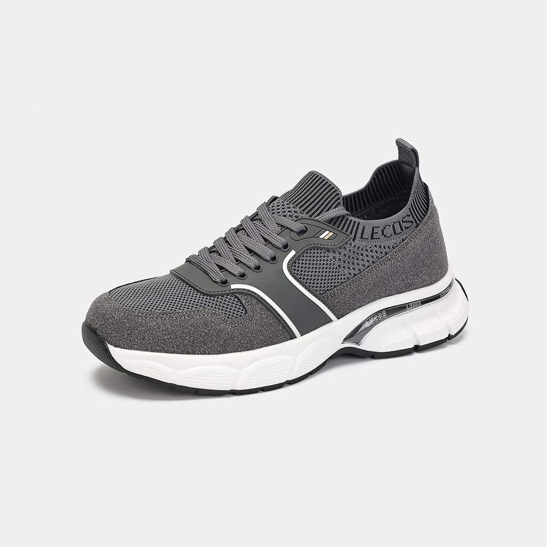 Thân giày vải dệt thoáng khí, phối tinh tế cùng các mảng da lộn tổng hợp tạo điểm nhấn hiện đại và năng động.