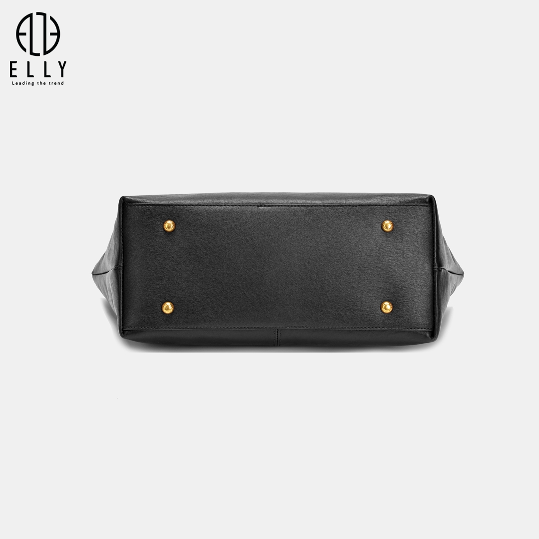 Mặt đáy túi gắn đinh đế tròn, giúp túi đứng form tốt, hạn chế trầy xước khi tiếp xúc với bề mặt