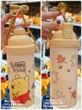 bình nước nhựa gấu pooh có ống hút kèm dây đeo cho bé đi học ( thể tích: 500ml)