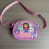 tui-deo-cheo-hoat-hinh-gabby-s-dollhouse-xuat-cho-be