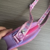 tui-deo-cheo-hoat-hinh-gabby-s-dollhouse-xuat-cho-be