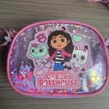 tui-deo-cheo-hoat-hinh-gabby-s-dollhouse-xuat-cho-be