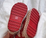 hang-loi-nhe-ung-di-mua-chong-truot-cho-be