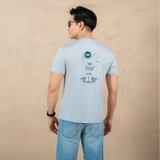 ÁO THUN NAM CỔ TRÒN TAY NGẮN XUẤT HÀN IN HÌNH SAU LƯNG MÀU XÁM XANH AT4528T