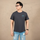 ÁO THUN NAM CỔ TRÒN TAY NGẮN XUẤT HÀN IN HÌNH SAU LƯNG MÀU XÁM ĐEN AT4528T1