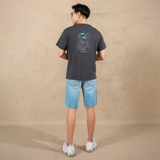 ÁO THUN NAM CỔ TRÒN TAY NGẮN XUẤT HÀN IN HÌNH SAU LƯNG MÀU XÁM ĐEN AT4528T1