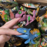 Khủng long cắn ngón tay