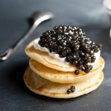 bánh xếp blinis ăn trứng cá tầm. bánh xếp pancake ăn trứng cá caviar, bánh xếp ăn trứng cá caviar. bánh xếp ăn cùng caviar