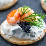 bánh xếp blinis ăn trứng cá tầm. bánh xếp pancake ăn trứng cá caviar, bánh xếp ăn trứng cá caviar. bánh xếp ăn cùng caviar