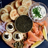 bánh xếp blinis ăn trứng cá tầm. bánh xếp pancake ăn trứng cá caviar, bánh xếp ăn trứng cá caviar. bánh xếp ăn cùng caviar