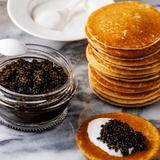 bánh xếp blinis ăn trứng cá tầm. bánh xếp pancake ăn trứng cá caviar, bánh xếp ăn trứng cá caviar. bánh xếp ăn cùng caviar