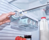Bộ 2 hộp đựng lon nước ngọt gấp gọn Joseph Joseph 8500008 FridgeStore đặt dưới kệ tủ lạnh