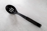 Muôi canh có rãnh KitchenAid KCG004OHOBE màu đen