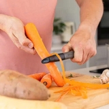 Dao bào rau củ lưỡi răng cưa KitchenAid màu Xám Than KHA112OHCHGG