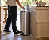 Thùng Rác Có Bàn Đạp Joseph Joseph 30150 30L (màu inox)