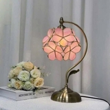 Đèn bàn cánh hoa Tiffany cổ điển sang trọng.
