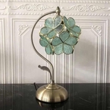 Đèn bàn cánh hoa Tiffany cổ điển sang trọng.