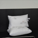 Set 2 gối Moncler size 48x74cm