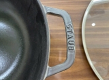 CHẢO GANG STAUB SÂU LÒNG 30CM MÀU XÁM NẮP KÍNH