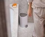 Thùng rác có bàn đạp Joseph Joseph 7000002 EasyStore 5L màu trắng bóng
