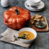 Nồi STAUB PUMPKIN COCOTTE CIN bí ngô 24cm màu cam quế