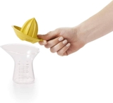 Dụng cụ vắt chanh OXO có vạch đo dung tích
