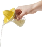 Dụng cụ vắt chanh OXO có vạch đo dung tích