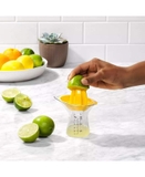 Dụng cụ vắt chanh OXO có vạch đo dung tích