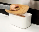 Hộp đựng bánh mì Joseph Joseph 81097 có nắp đậy kèm thớt màu trắng