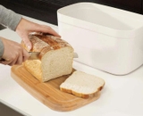 Hộp đựng bánh mì Joseph Joseph 81097 có nắp đậy kèm thớt màu trắng