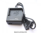 Sạc dây Nikon MH-61 dùng cho pin Nikon EN-EL5
