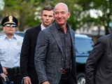 Tỷ phú giàu nhất thế giới Jeff Bezos chi bao nhiêu tiền thuê vệ sĩ?