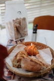 Nến thơm hình bánh croissant