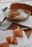 Nến thơm hình bánh croissant