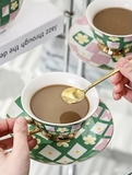 Bộ bình trà 2 ly, dĩa sứ và muỗng kim loại hoạ tiết ca rô