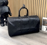 Túi trống du lịch Louis Vuitton Đen họa tiết monogram to khắc chìm size 50cm Like Auth on web