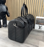 Túi trống du lịch Louis Vuitton Đen họa tiết monogram to khắc chìm size 50cm Like Auth on web