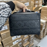 Túi đeo chéo Clutch Louis Vuitton LV Bag Handle Soft Trunk monogram khắc chìm size 22x16x6cm Like Auth on web fullbox bill thẻ